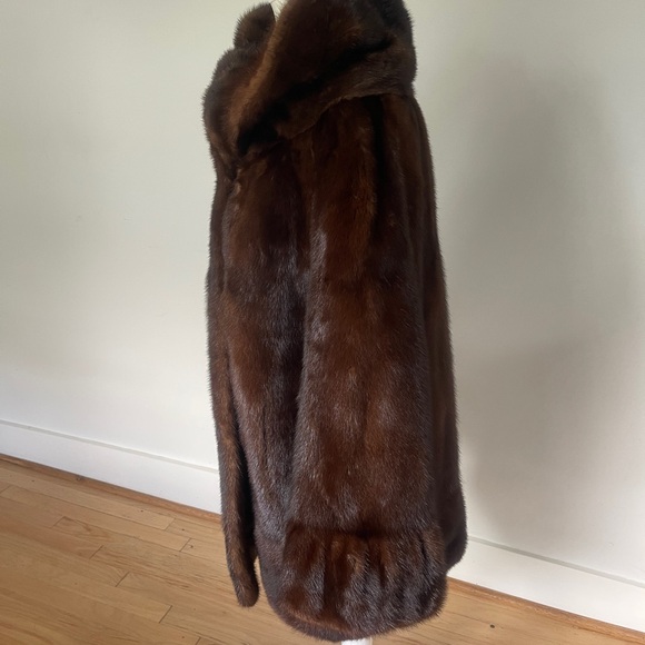 SOLD:Spectacular designer Mink coat with detailing on cuffs and shoulder. Size L - Picture 4 of 15